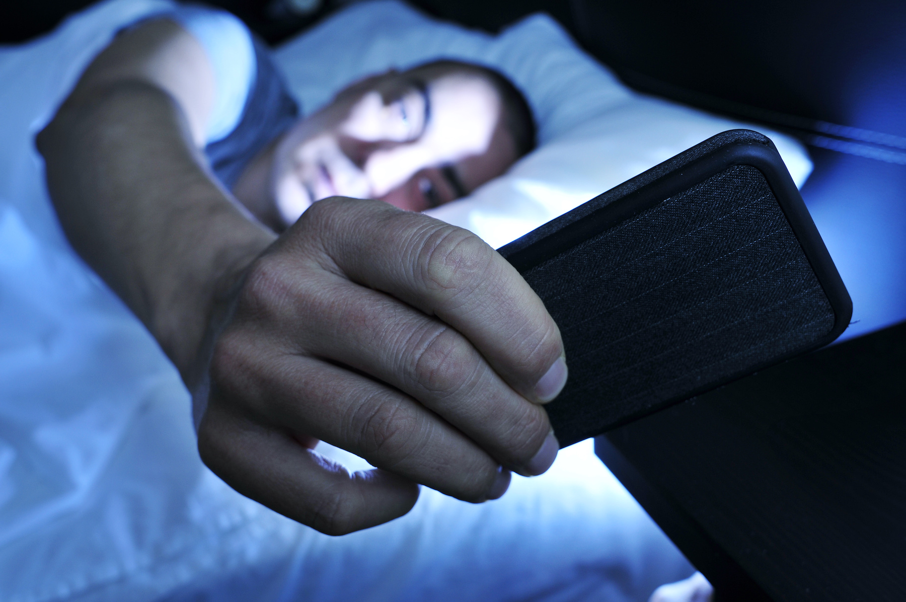 Téléphone portable le soir et qualité du sperme ne font pas bon ménage. © nito, Adobe Stock